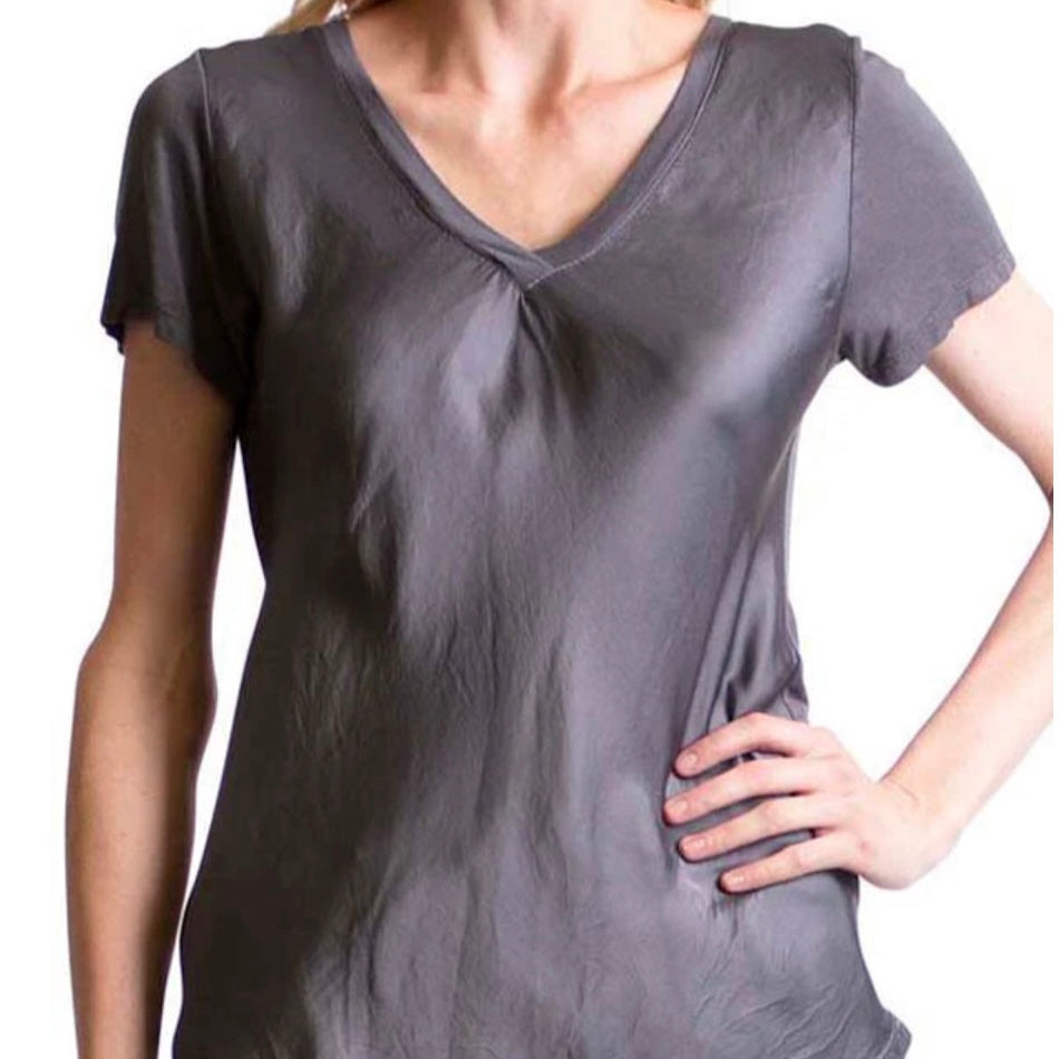 Lola satin v-neck tee